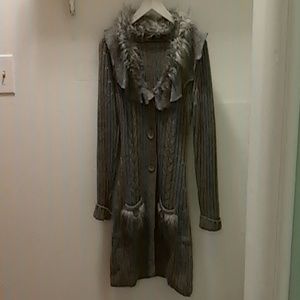 Fitted sweater with ruffle collar